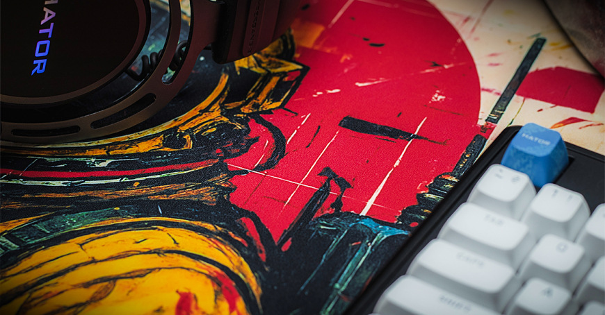 Podložka pod myš HATOR Tonn EVO 3XL Design Edition Astronaut žlutá Detail motivu Astronaut na podložce HATOR Tonn EVO 3XL vedle sluchátek a klávesnice