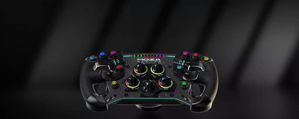 Volant Moza Racing GS V2P (PC) černý Záběr na nakloněný volant s podsvícenými tlačítky na tmavém pozadí.