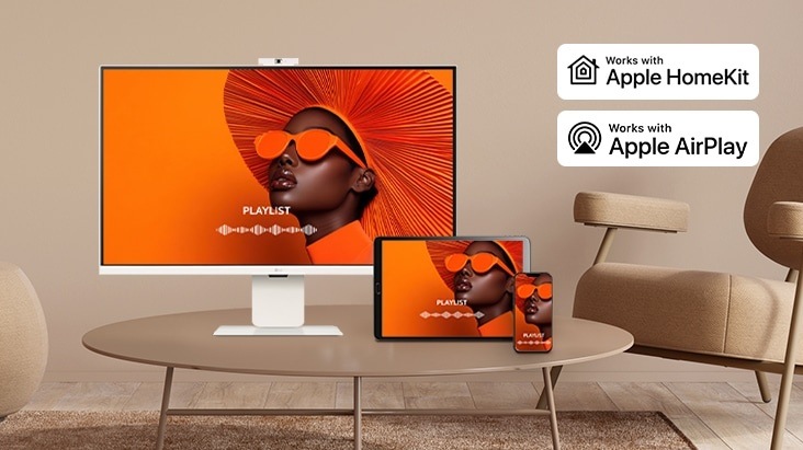 Elegantní monitor, tablet a chytrý telefon zobrazují zářivý obraz ženy v oranžových slunečních brýlích a klobouku. Kompatibilní se streamováním od Apple a Google.