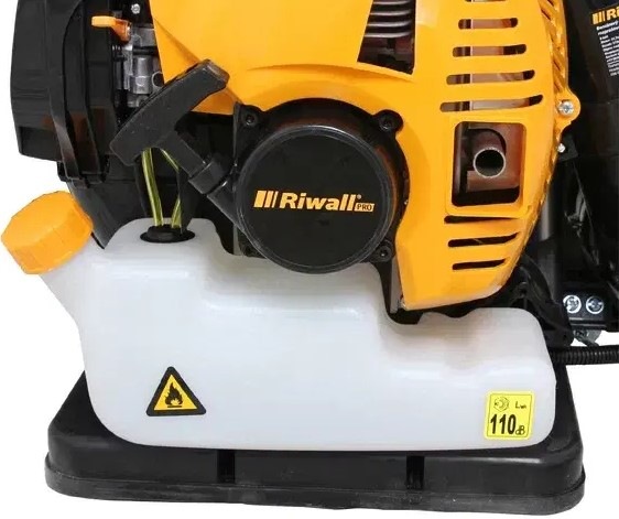Postřikovač Riwall RPSD 52 Detail na objemnou 14l nádrž postřikovače Riwall RPSD 52 .