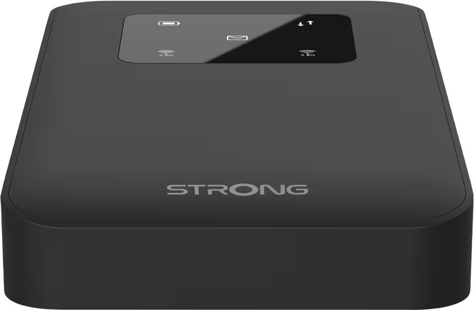 Přenosný hotspot Strong 4G+MIFI900 bez displeje černý Na obrázku je přenosný hotspot Strong 4G+ MIFI900 v černém provedení zachycený z nízkého předního úhlu. Má malé kompaktní tělo se zaoblenými rohy a hladkým matným povrchem. Na horní straně je tmavý lesklý panel se stavovými ikonami pro baterii, zprávy, přenos dat a Wi-Fi sítě 2,4 GHz a 5 GHz. Ve spodní části je výrazné logo STRONG.