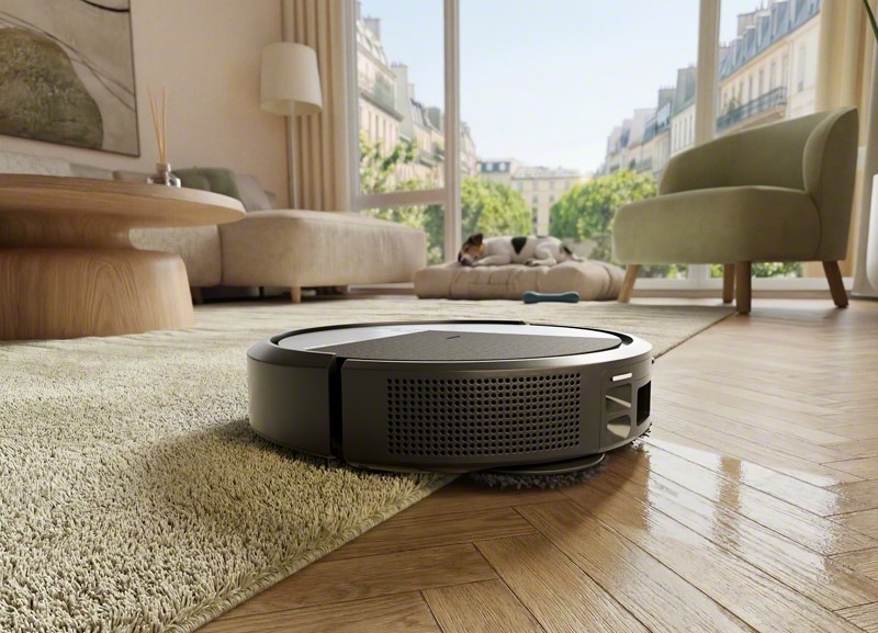 Robotický vysavač iRobot Roomba Plus 415 Combo + AutoWash dock černý Robotický vysavač iRobot Roomba Plus 415 Combo najíždí z dřevěné podlahy na koberec a současně zvedá mopovací podložky, takže koberec zůstane suchý.