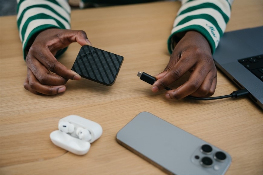 Detail rukou připojujících k notebooku SSD externí disk Verbatim Store 'n' Go Mini Diamond s rychlým USB-C