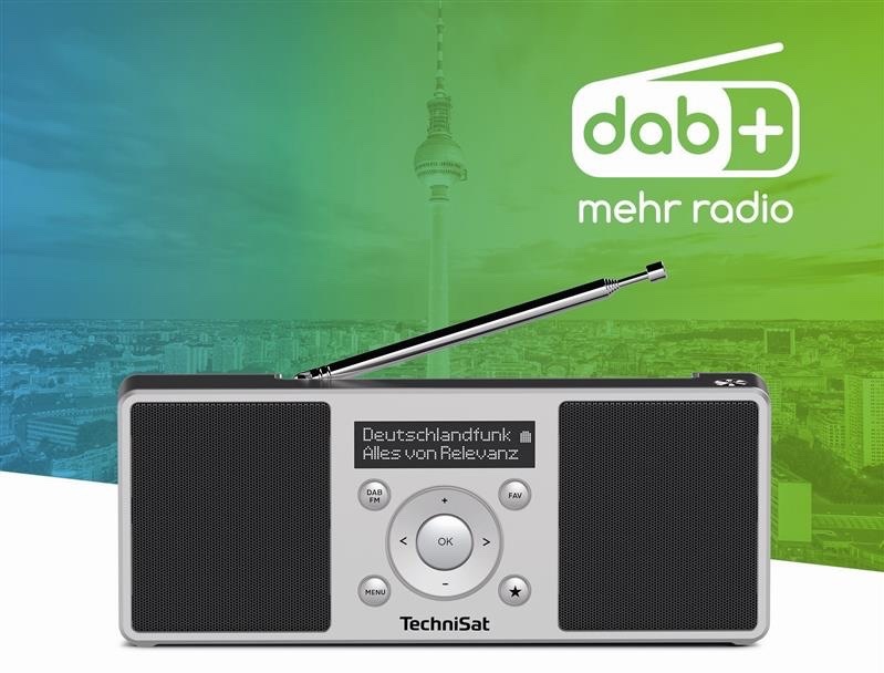 Radiopřijímač s DAB+ TechniSat DIGITRADIO 1 S černý/stříbrný Radiopřijímač TechniSat DIGITRADIO 1 S s vysunutou anténou je zobrazen před zelenomodrým panoramatem města. V pravém horním rohu se nachází logo digitálního vysílání DAB+.
