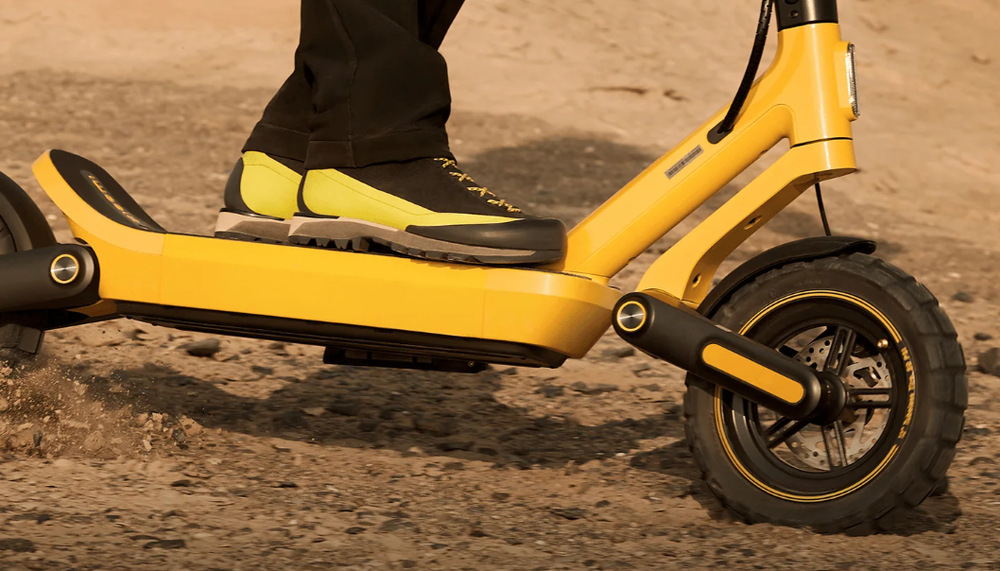 Elektrická koloběžka Xiaomi Scooter 6 Ultra černá/žlutá Xiaomi Electric Scooter 6 Ultra má 12" terénní pneumatiky