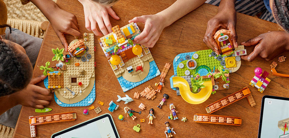 Stavebnice LEGO® Friends 42673 Rodinná dovolená u pláže 1 140 dílků a aplikace LEGO Builder umožní společné stavění, po kterém začíná prostor pro kreativní hraní.