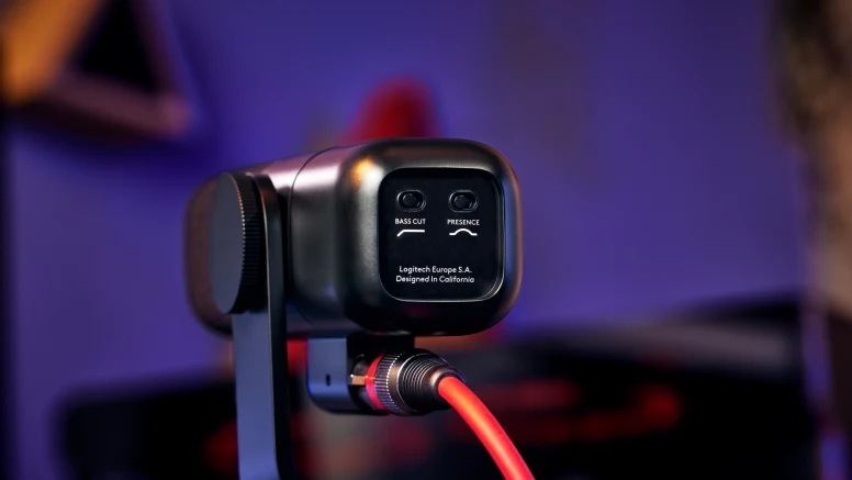 Mikrofon Logitech G Yeti Studio Active Dynamic XLR Broadcast Microphone with ClearAmp bílý Otočný držák a XLR připojení umožňují flexibilní nastavení a profesionální integraci do studia.