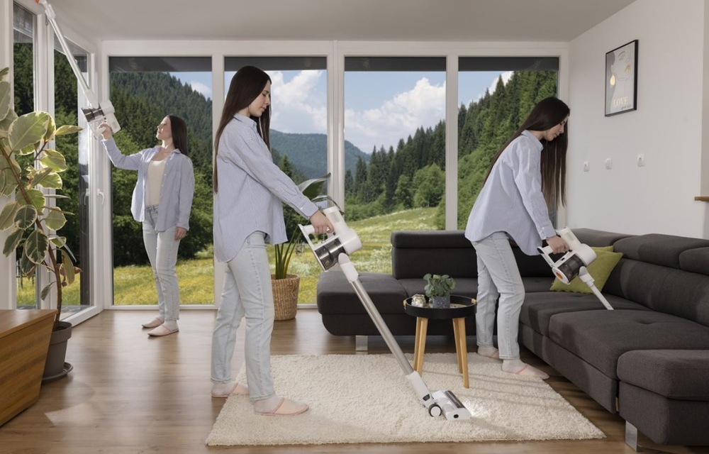 Tyčový vysavač Gorenje SVC216290FFW FreeForce bílý tři stejné ženy vysávají vysavače Gorenje SVC216290FFW různé plochy, koberec, kolem okna nebo gauč.
