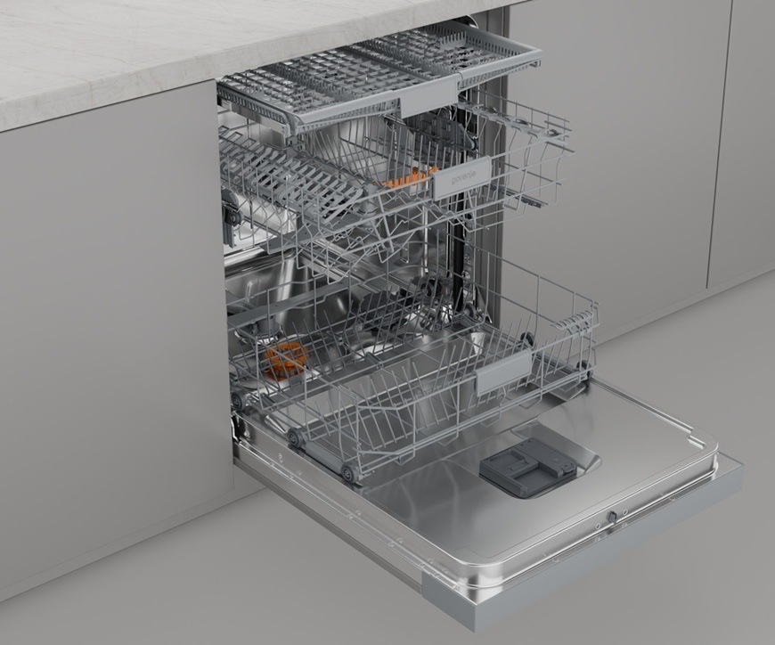 Myčka Gorenje GI643C90X má 2 vysunuté koše i příborovou zásuvku.