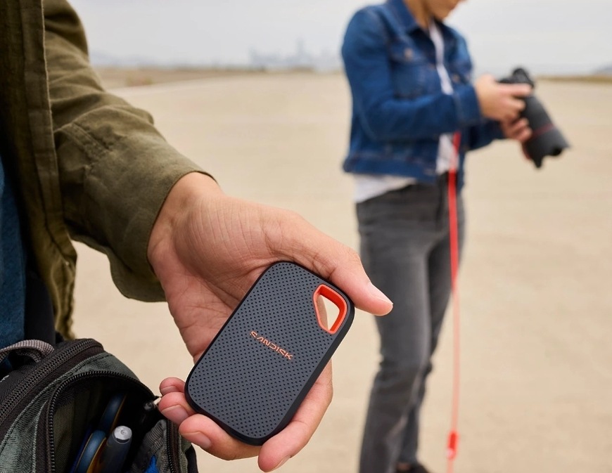 SSD externí SANDISK Extreme Portable 4TB, USB-C Gen2x2 černý Externí SSD SANDISK Extreme Portable při focení v terénu