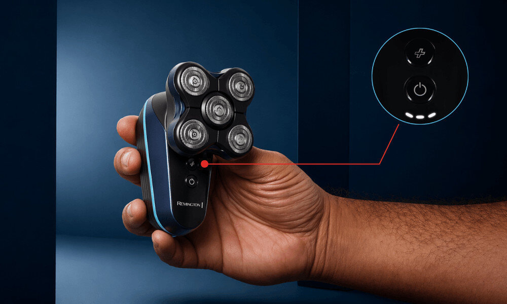Muž v ruce drží holicí strojek holicí strojek Remington XR8000 Balder, detailní záběr je na ovládácí prvky.