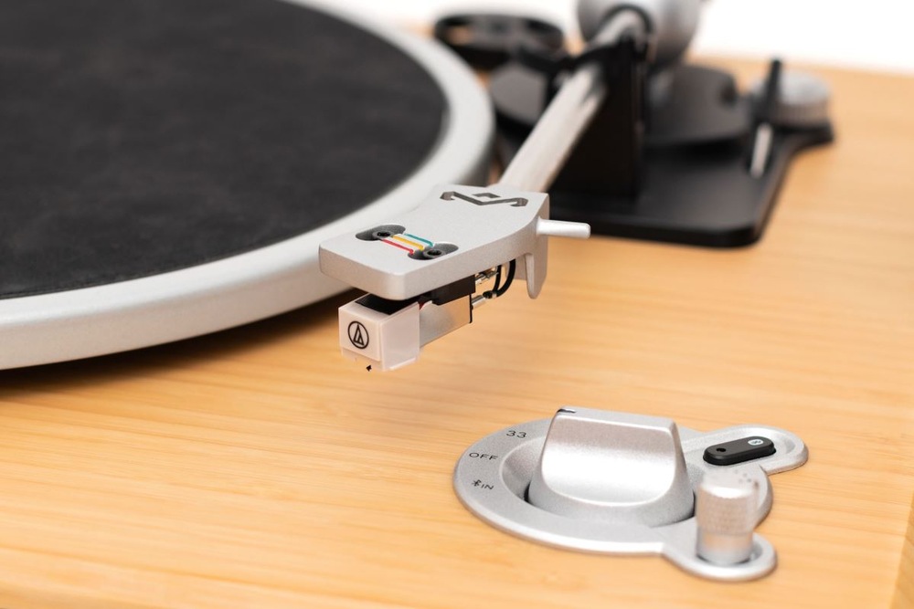 Gramofon Marley Stir It Up Wireless 2 černý/hnědý Přenoska Audio-Technica AT3600L zajišťuje detailní a vyvážený zvuk s přesným snímáním drážky.