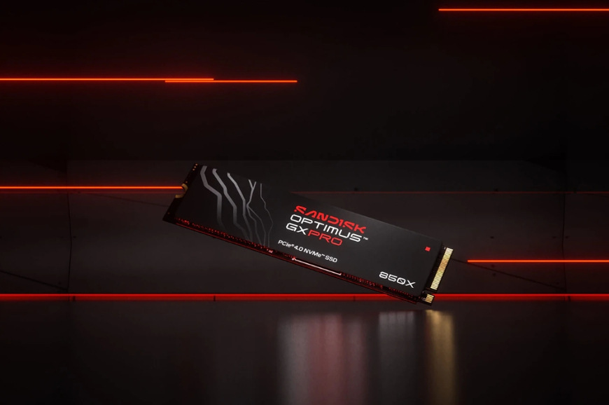 Herní SSD SANDISK Optimus GX PRO 850X PCIe Gen4 NVMe na tmavém scénickém pozadí
