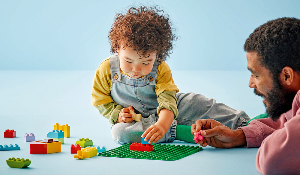Kostky LEGO DUPLO na podložce pevně drží, ale děti je mohou snadno sundat a znovu použít.