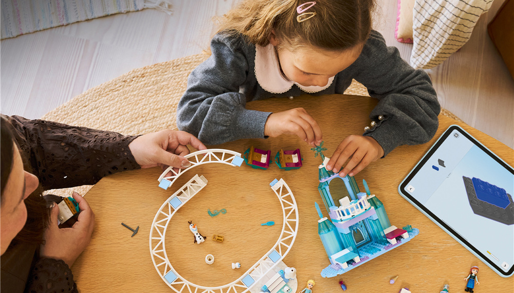 Stavebnice LEGO® │ Disney Ledové království 43281 Elsin ledový palác a jízda na sněhu Dvoupatrový ledový palác nabízí trůnní sál, balkon, kuchyni, dvě postele a truhlu s korunou a žezlem.