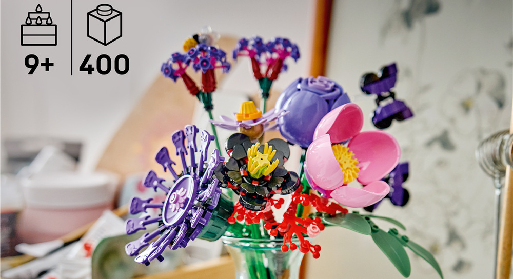 Stavebnice LEGO® Botanicals 11507 BOTANICALS 11507 Kytice z jedenácti květin nabízí pestrou fialovou paletu s růží, paprskovkou, čemeřicí i sporýšem.