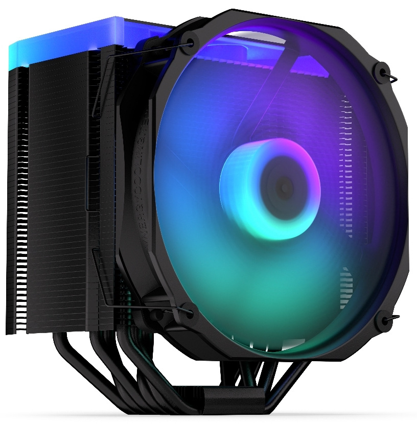 Chladič CPU ENDORFY Fortis 5 ARGB Black Na obrázku je chladič CPU ENDORFY Fortis 5 ARGB Black – věžový vzduchový chladič pro procesor z šikmého pohledu. Vpravo dominuje velký ventilátor s duhovým ARGB podsvícením, který svítí do kruhu. Vlevo je blok hustých černých kovových žeber (radiátor), skrz který ventilátor fouká vzduch. Dole jsou vidět šest zahnutých černých trubiček (heatpipe) a nahoře prosvítá svítící horní lišta v modro-fialových barvách.