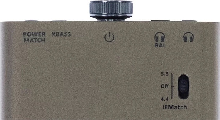 Detail spodní strany iFi hip-dac 3 s přepínačem iEMatch pro 3,5mm a 4,4mm výstup.