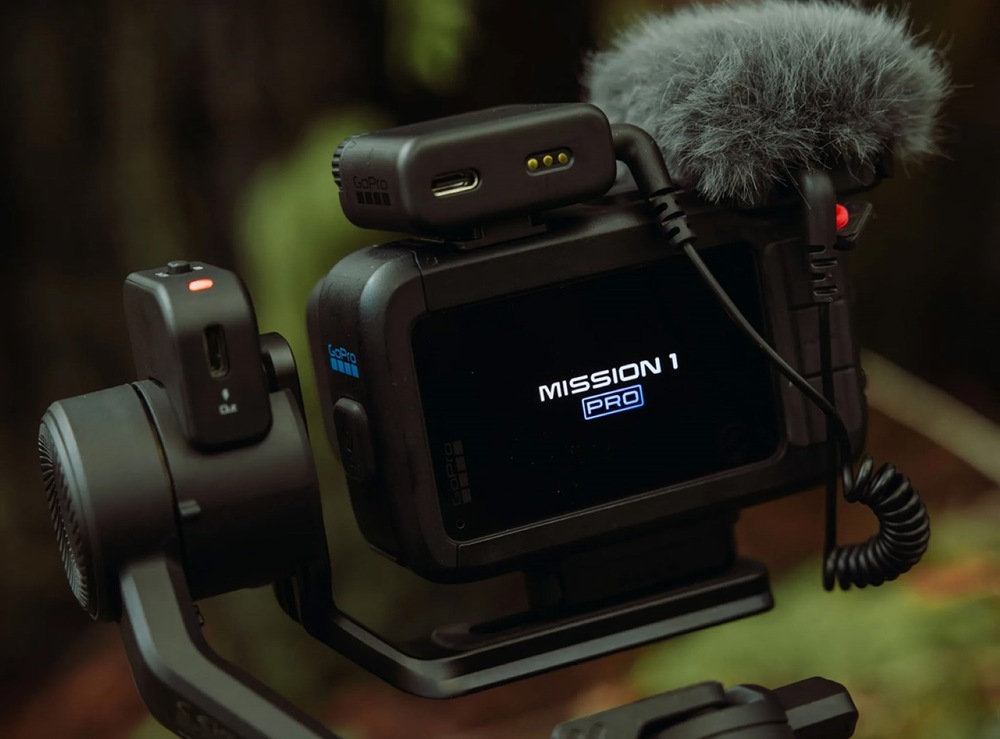 Outdoorová kamera GoPro MISSION 1 PRO Ultimate Creator Edition černá Kamera GoPro MISSION 1 PRO upevněná na stabilizátoru s mikrofonem a dalším příslušenstvím