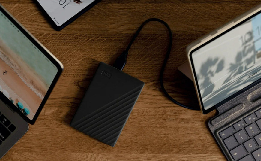 Pracovní stůl s notebooky a připojením externím diskem Western Digital Drive Plus