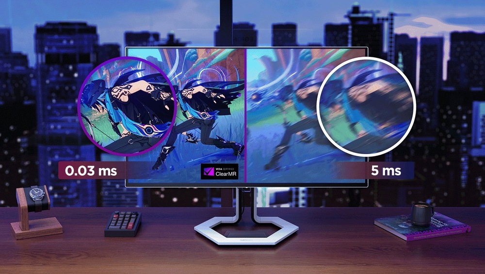 Herní monitor Lenovo Legion Pro 27Q-10 černý/bílý Počítačový monitor umístěný na stole zobrazuje rozdělený obraz porovnávající ostrost pohybu. Levá strana je ostrá při 0,03 ms, pravá strana je rozmazaná při 5 ms s městskou krajinou v pozadí.