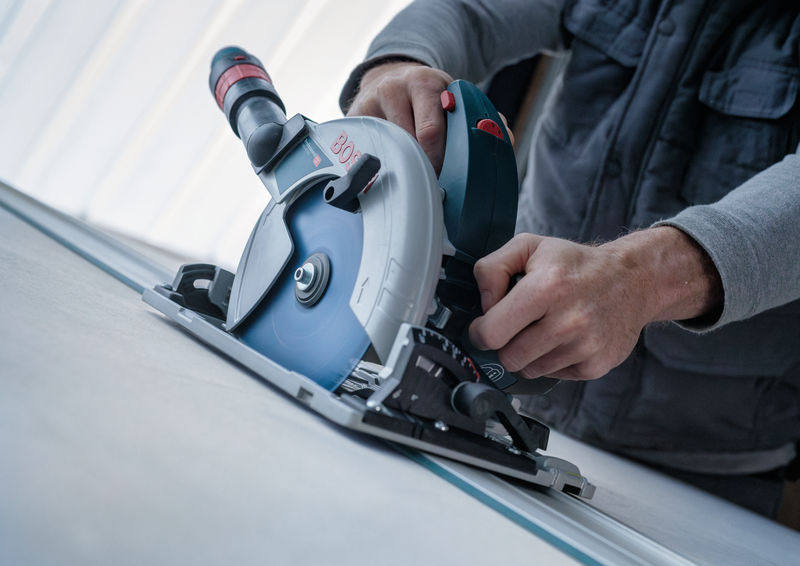 Muž řeže vláknocement pomocí pilového kotouče Bosch PRO 2.608.644.121.