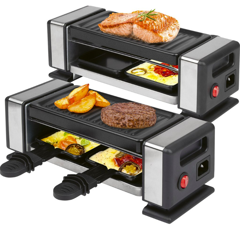 Na dvou raclette grilech ProfiCook RG 1324 se připravuje maso, brambory a zapečené porce