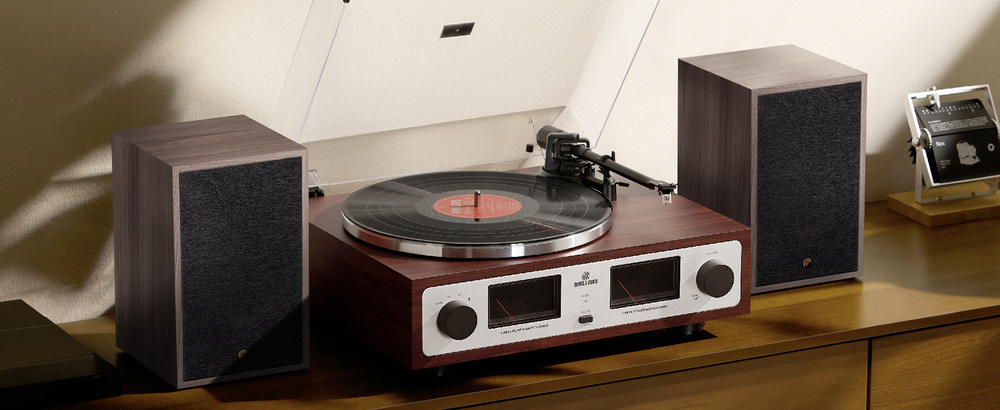 Reproduktory Swan Oasis Max (2 ks) hnědé Elegantní a kompaktní regálové reproduktory Oasis Max připojené ke gramofonu