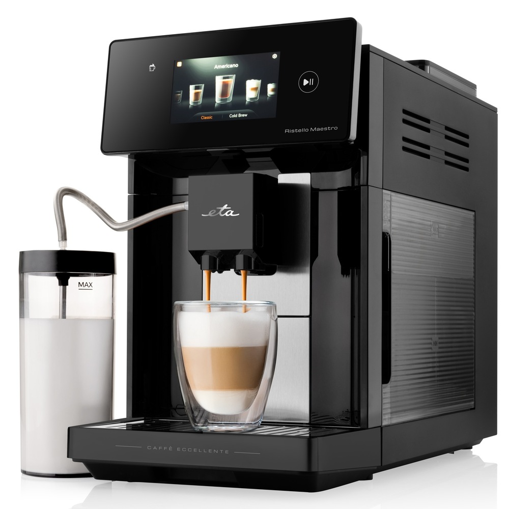 Automatický kávovar ETA Ristello Maestro v černém provedení připravující latte macchiato do sklenice s mléčným systémem