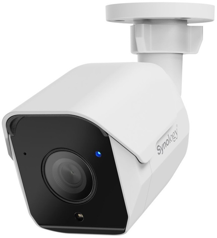 Bílá venkovní IP kamera Synology BC510 typu bullet s držákem na zeď