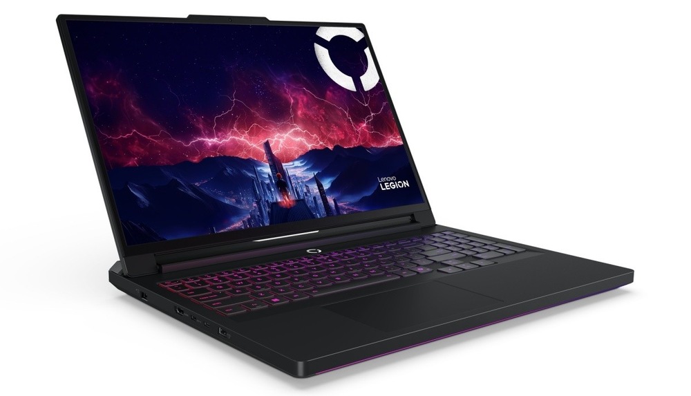 Otevřený a zapnutý notebook Lenovo Legion Pro 7 16AFR10H otočený doprava