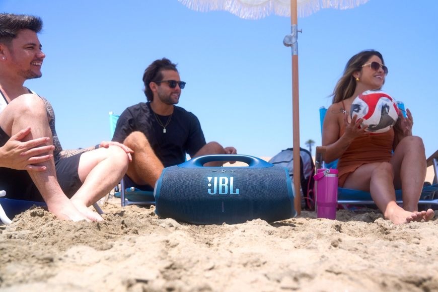 Přenosný reproduktor JBL Boombox 4 modrý Přenosný reproduktor JBL Boombox 4 lze poslouchat s přáteli i na pláži