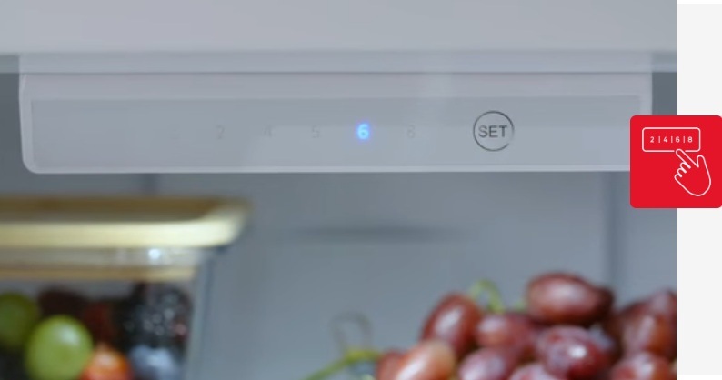 Elektronický termostat uvnitř chladničky umožní pohodlně nastavit požadovanou teplotu.