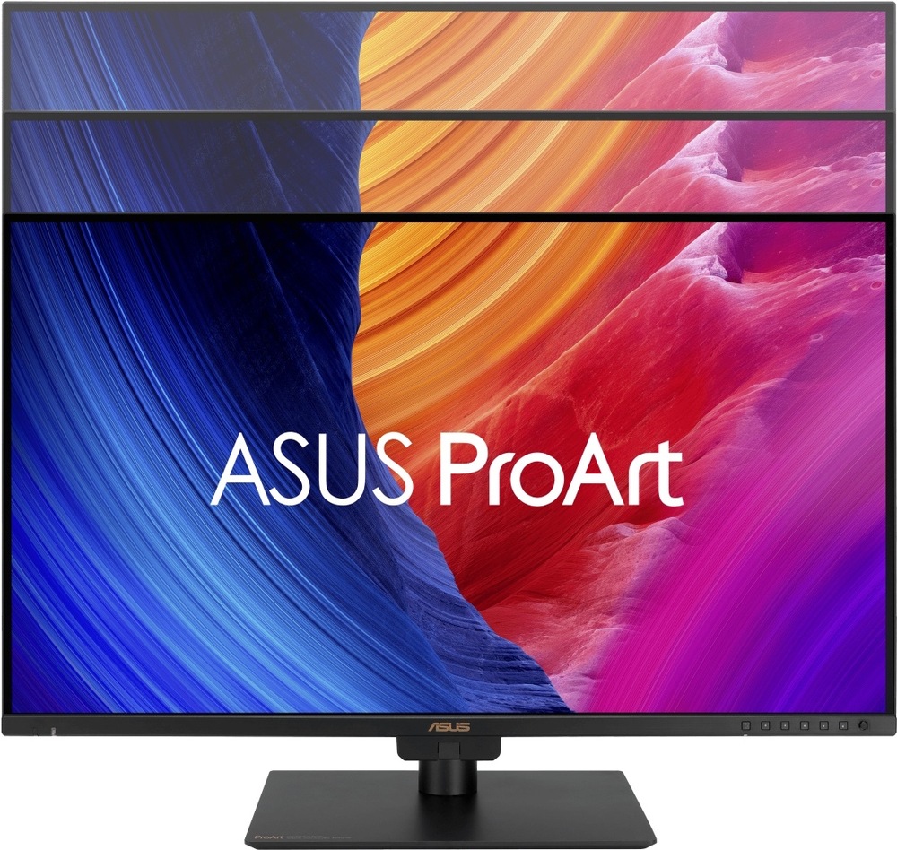 Na obrázku je monitor Asus ProArt PA27UCGE 27" z čelního pohledu. Displej stojí na černém stojanu s plochou základnou a na obrazovce je barevná grafika ASUS ProArt v modrých, oranžových, červených a fialových tónech. Nad hlavní obrazovkou jsou zobrazené další dvě posunuté polohy stejného displeje, které znázorňují možnost výškového nastavení monitoru. Vpravo dole na spodním rámečku jsou vidět ovládací tlačítka monitoru.