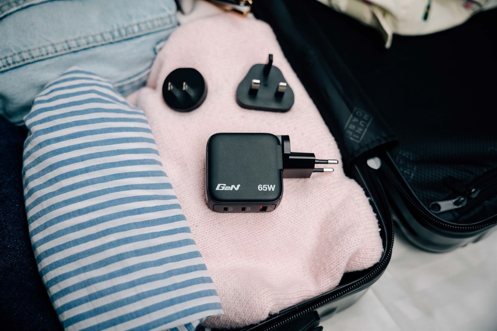 Cestovní adaptér Verbatim Mini GaN LCD, 2x USB-C PD 65 W, 1x USB-A QC 3.0 černý Cestovní nabíječkaNapájecí adaptér Verbatim Mini GaN LCD, 2x USB-C PD 65 W, 1x USB-A QC 3.0 v kufru