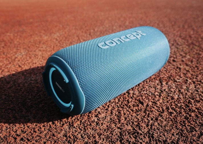 Modrý reproduktor Concept SoundJoy BR5532 leží na sportovním povrchu se svítícím LED prstencem