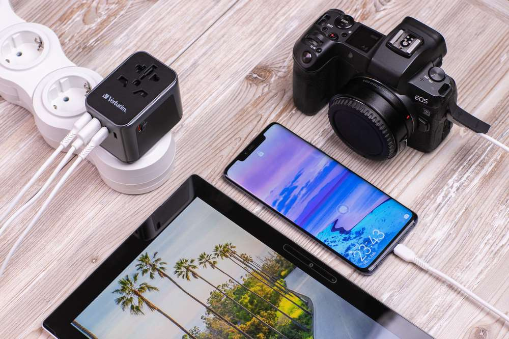 Cestovní adaptér Verbatim UTA-04 s 1 x USB-C PD 61W & QC 3.0 / 1 x USB-C / 3 x USB-A černý Cestovní adaptér Verbatim UTA-04 s 1 x USB-C PD 61W & QC 3.0 / 1 x USB-C / 3 x USB-A černý