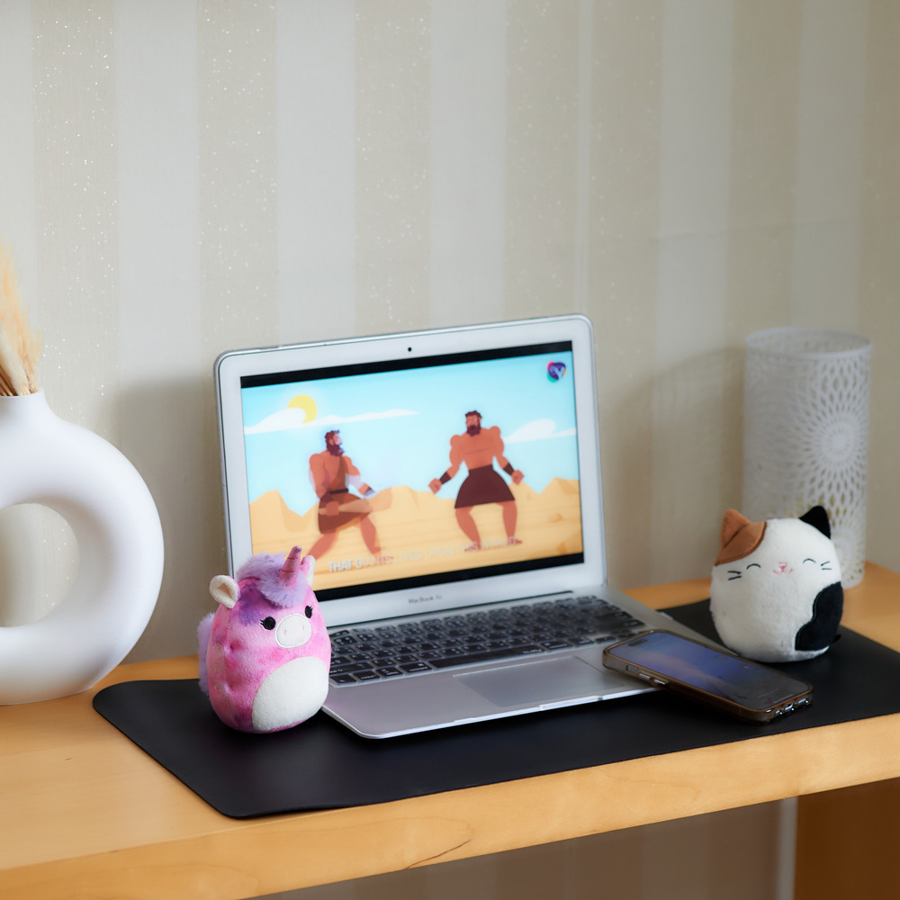 Přenosný reproduktor Lazerbuilt Squishmallows Cam v reálném prostředí u notebooku