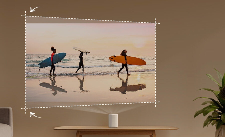 Laser TV Samsung SP-LPF5DSA Projektor The Premiere 5 promítá záběr na zeď, přerušované čáry se šipkami znázorňují původní tvar nyní do obdélníku zarovnaného obrazu