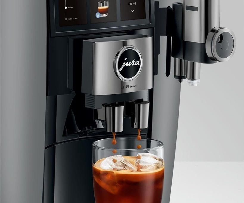 Automatický kávovar Jura J10 twin Diamond Onyx připravuje Cold Brew kávu