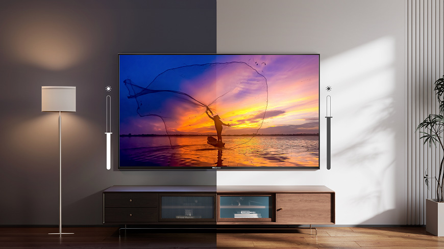 Televize Hisense 50A6S televize Hisense 50A6S s plážovou scénou na displeji visí na zdi v obýváku, na každé polovině tv jsou ukázané jiné světelné podmínky