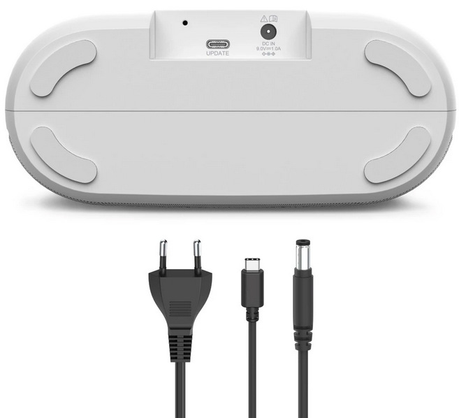 Spodní strana rádia Hama DIR400 s konektorem USB-C a DC napájením, včetně kabelů.