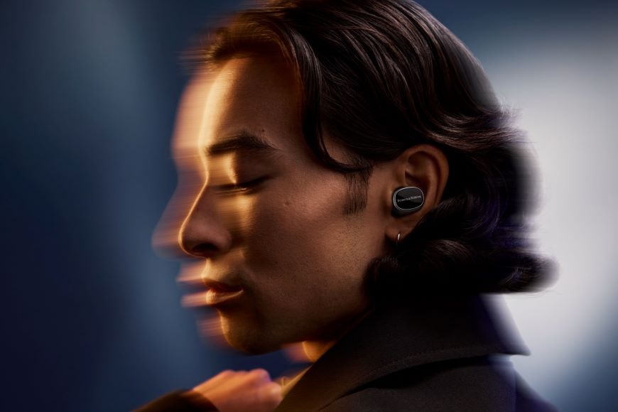 Sluchátka Bowers & Wilkins Pi8 růžová Muž má nasazené Sluchátka Bowers & Wilkins True wireless Pi8 - vínová