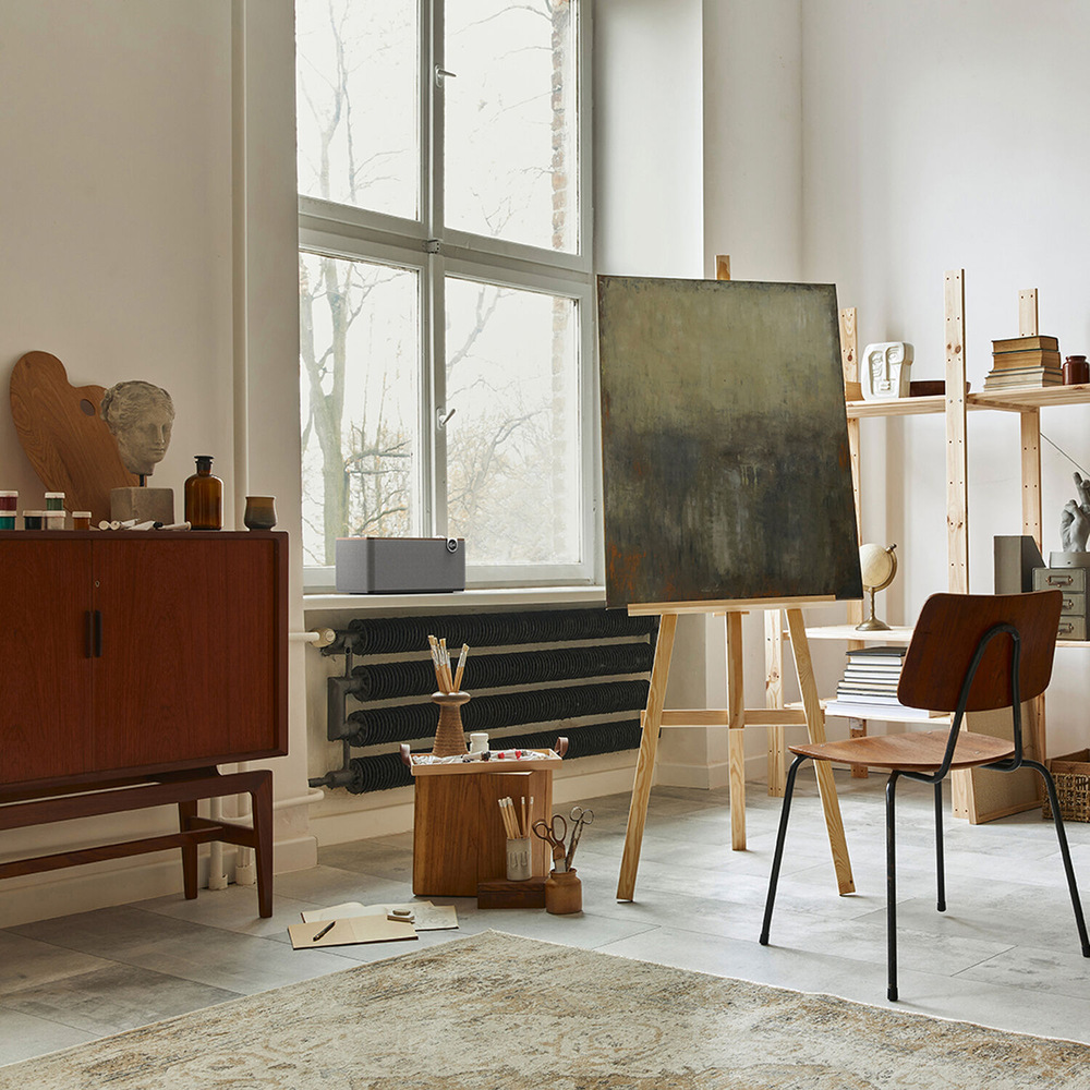 Reproduktor Klipsch The One Plus hnědý Reproduktor umístěný na okně v ateliéru.