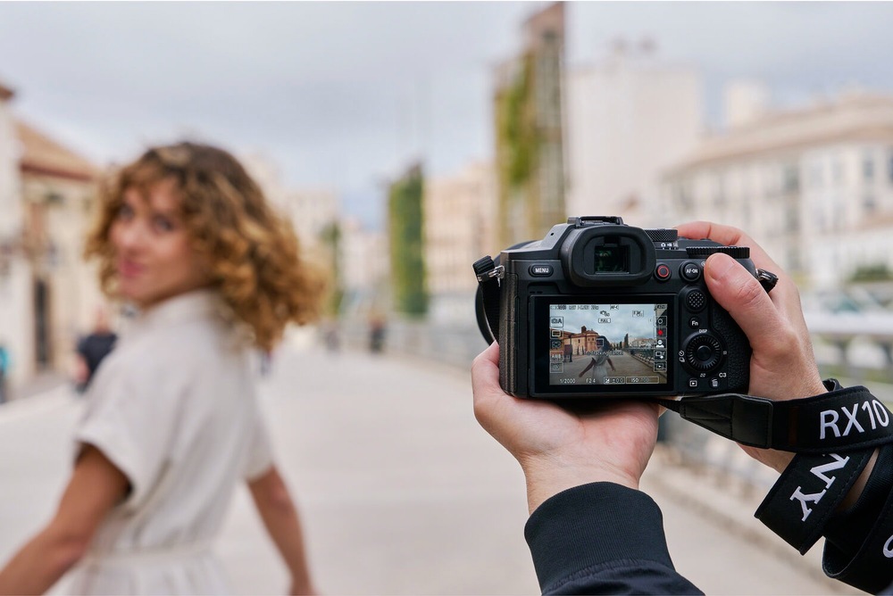 Fotoaparát Sony RX10 V sleduje pohybující se osobu pomocí pokročilého automatického ostření