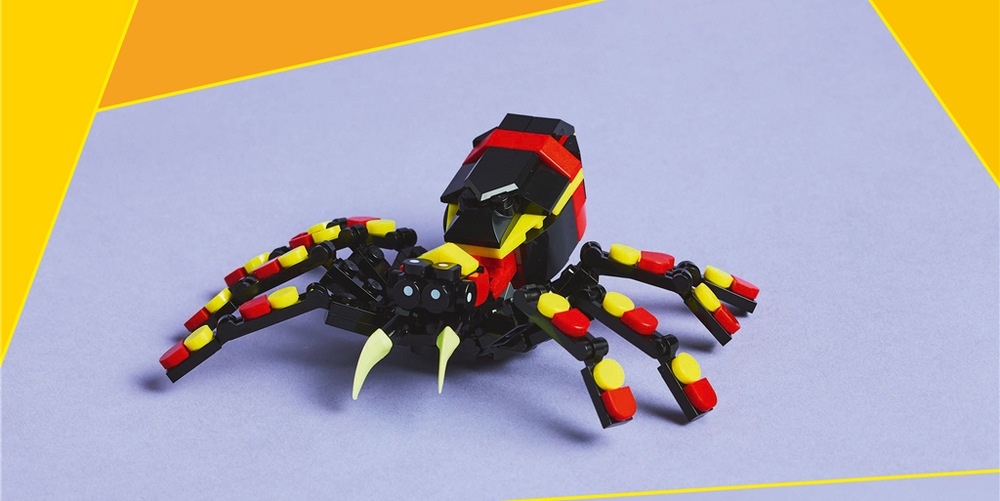Pestrobarevný pavouk má pohyblivé části a neonově žlutou pavučinu pro zavěšení na kostku LEGO.