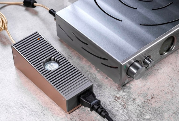 Napájecí adaptér SilentPower iPower Elite 12V šedý Napájecí adaptér iFi SilentPower iPower Elite 12V při zapojení k audio technice doma na stole