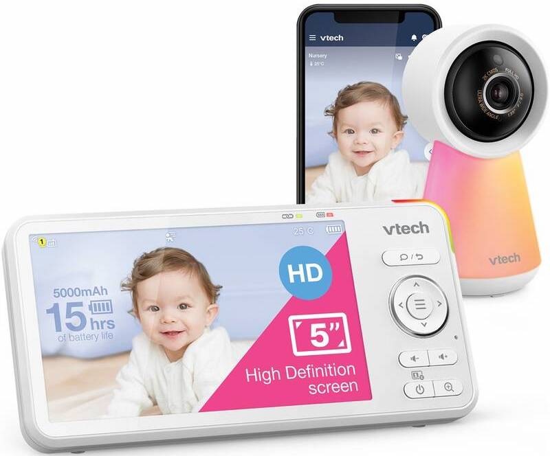 Ukázka sledování dítěte přes mobilní aplikaci v telefonu spolu s rodičovskou jednotkou a kamerou s 2K rozlišením a 24× zoomem