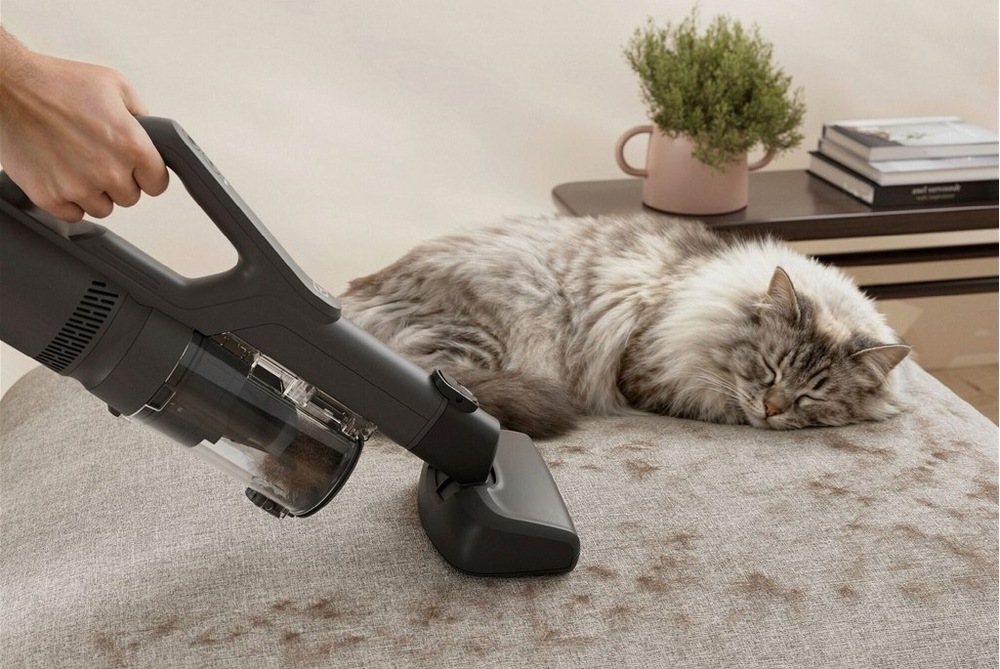 Tyčový vysavač Electrolux 500 Animal EP51AH18DG šedý Ruční jednotka vysavače Electrolux s hubicí Pet vysává vedle spící kočky srst z pohovky.