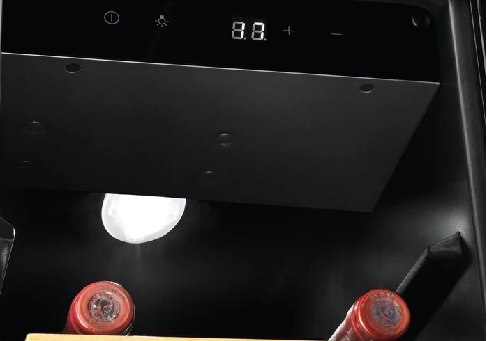 Vinotéka Electrolux EWUS020B5B černá Vinotéka Electrolux EWUS020B5B černá